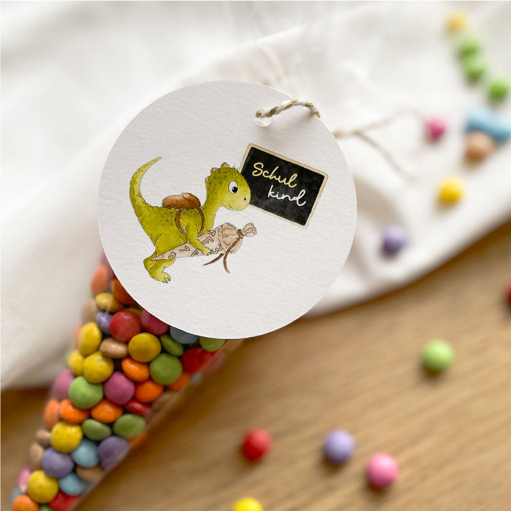 Geschenk zur Einschulung: Gefüllte Süßigkeiten Tüte mit Dino Anhängern