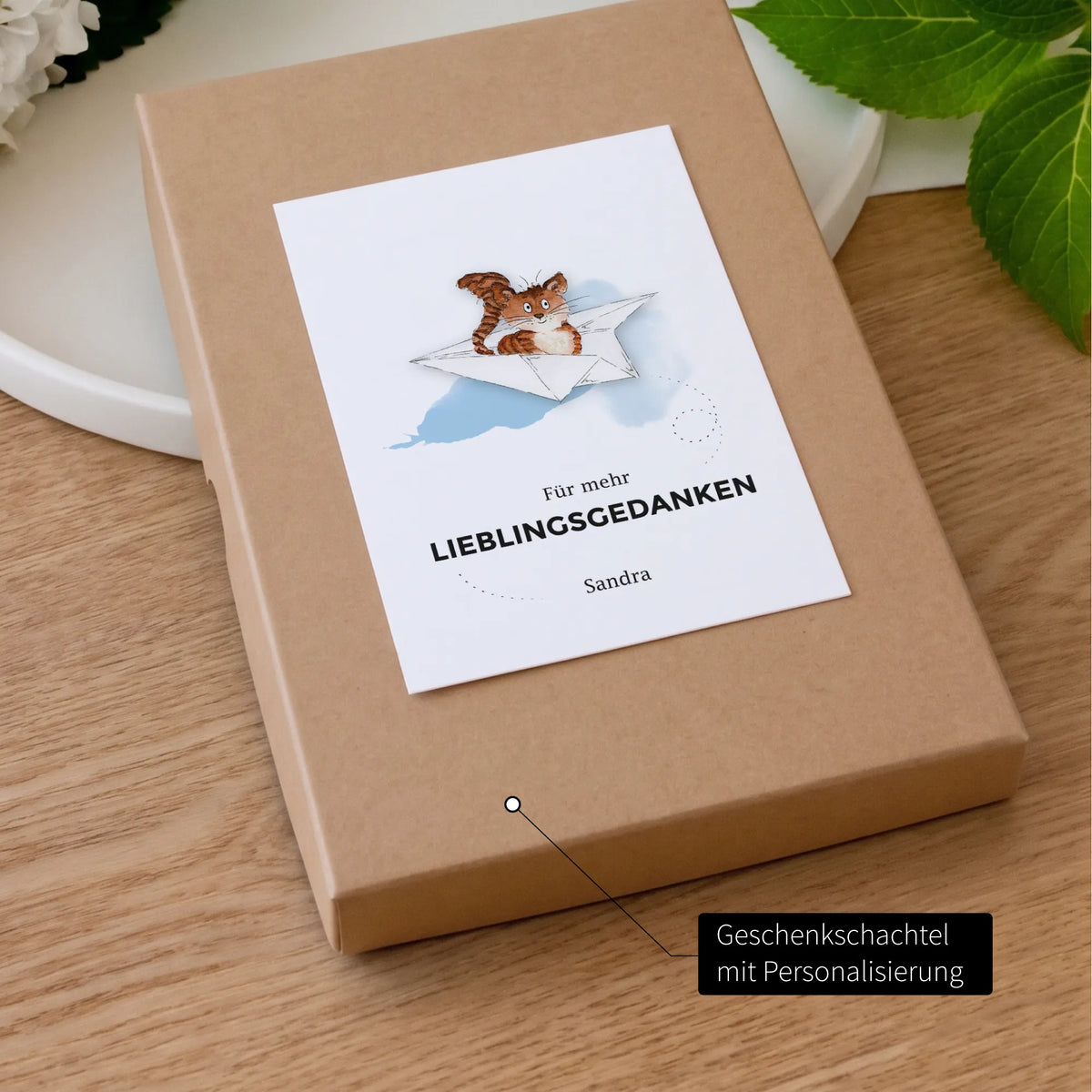 Geschenkschachtel mit personalisiertem Etikett, Aquarell Motiv Tiger auf Papierflieger, Aufschrift Lieblingsgedanken mit Name Sandra