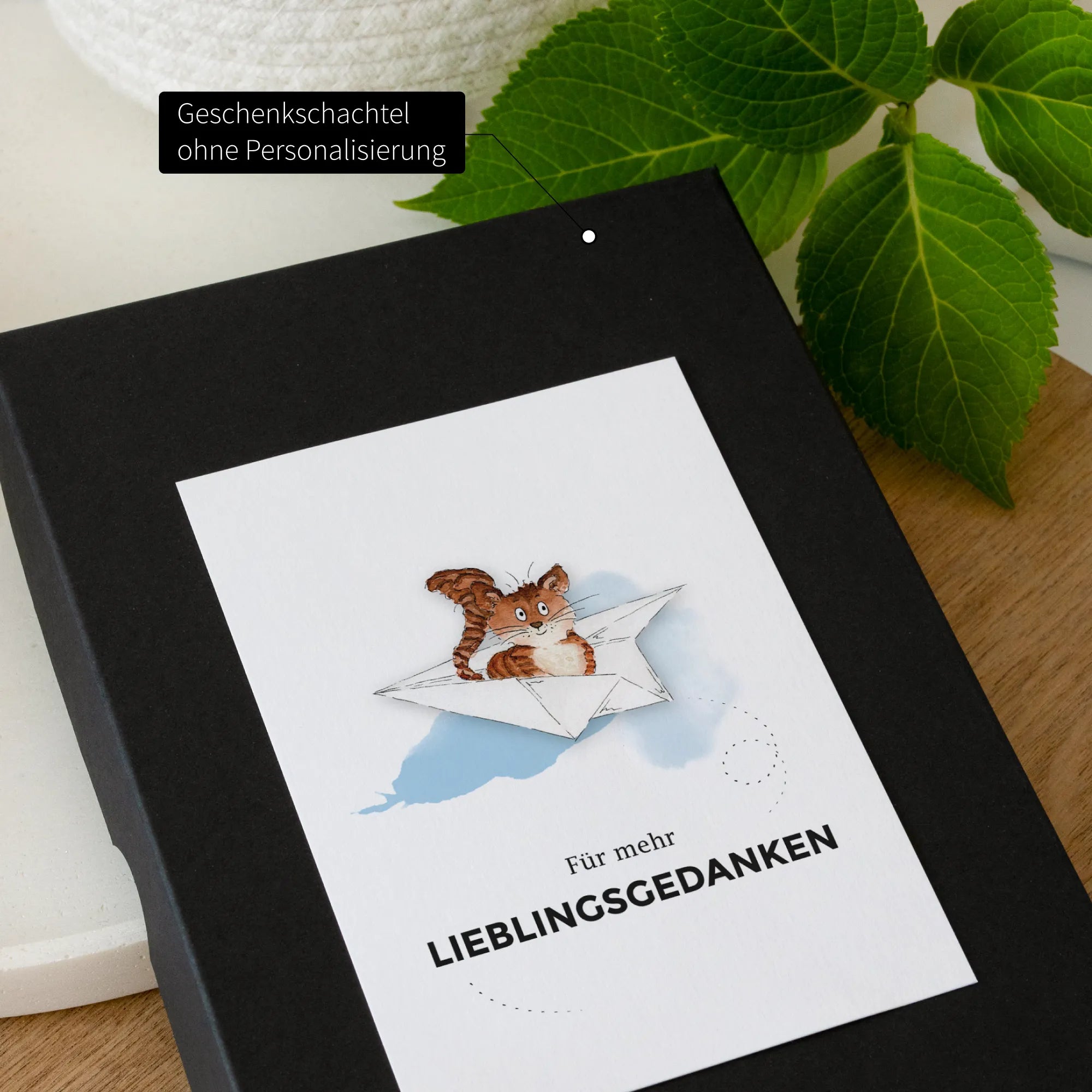 Schwarze Geschenkschachtel ohne Personalisierung mit Aquarell Motiv Tiger auf Papierflieger, Aufschrift Lieblingsgedanken, Geschenk Frauen