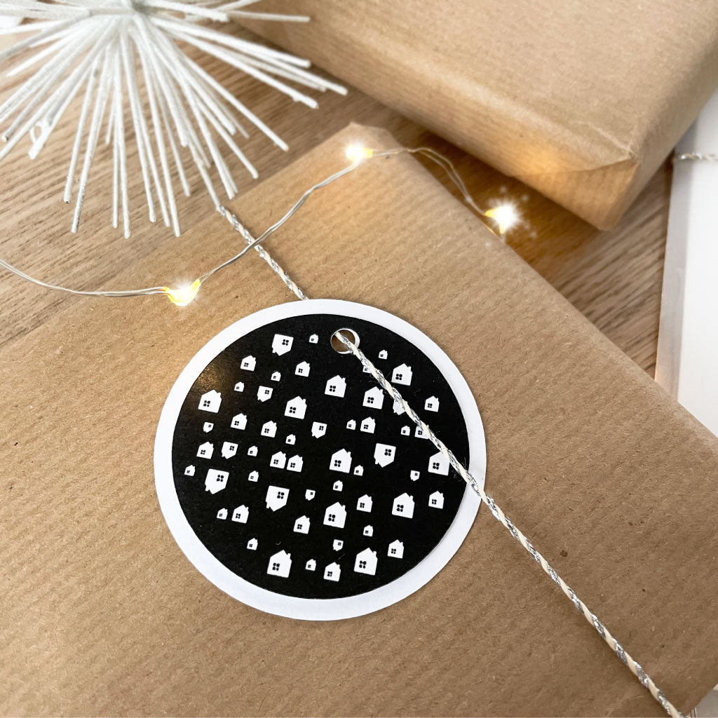 Geschenkanhänger Weihnachten mit kleinen Häuschen Symbolen
