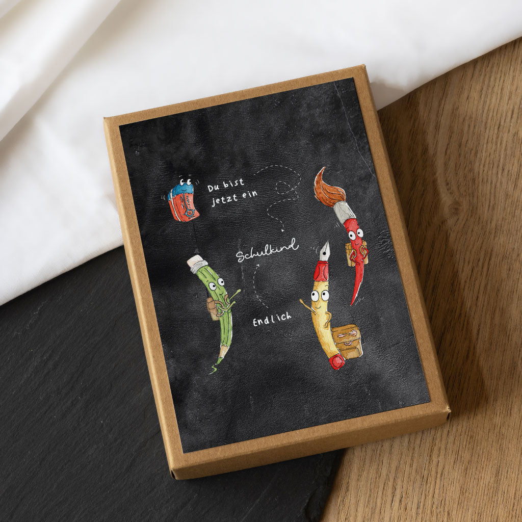 Schwarzes Tafel Motiv mit Stiften und Radiergummi