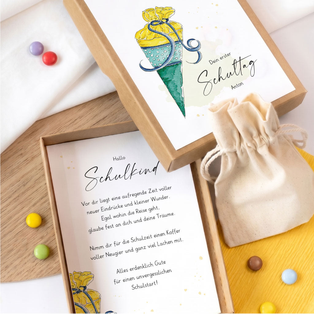 Detailaufnahme des optionalen Stoffbeutels für Geldgeschenke in der personalisierten Einschulungsbox für Jungen.