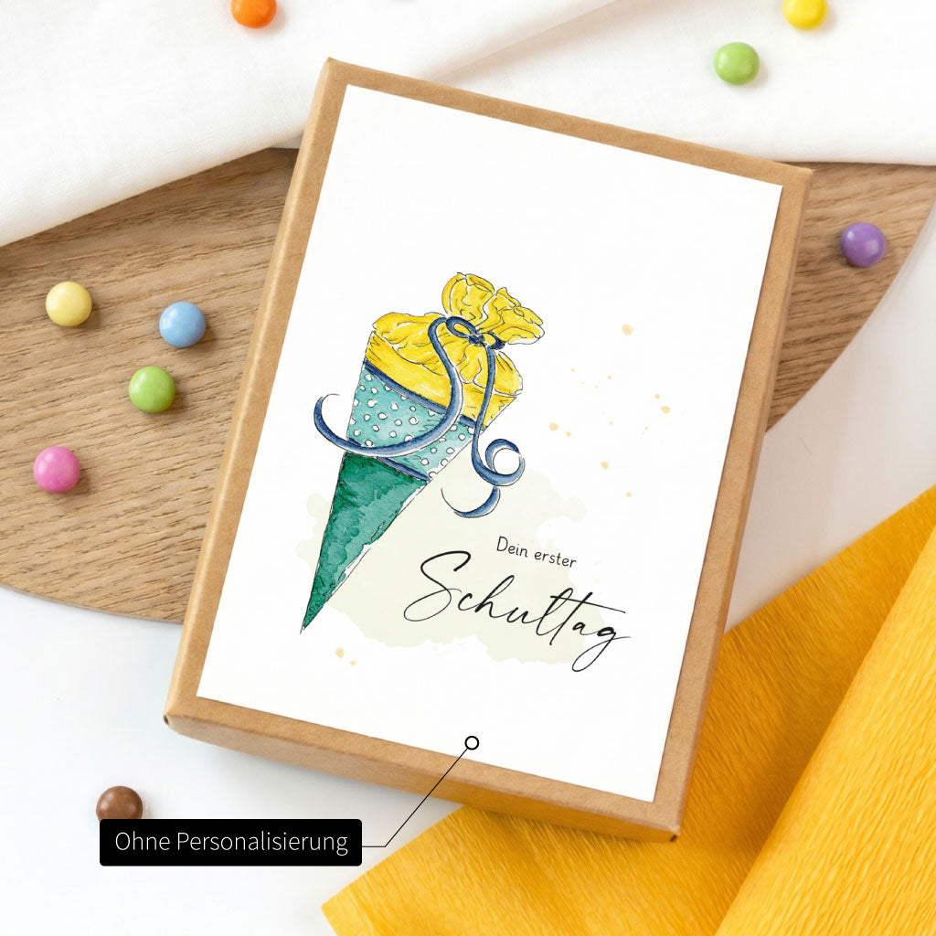 Personalisierbare Geschenkschachtel zur Einschulung für Jungen mit Schultüten Aquarell Motiv auf einem Holztisch.