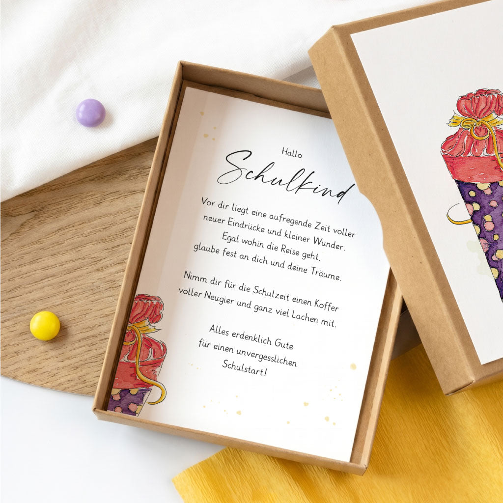 Geöffnete Einschulungsbox mit Einlegekarte für liebevolle Worte an das Mädchen zum Schulstart.