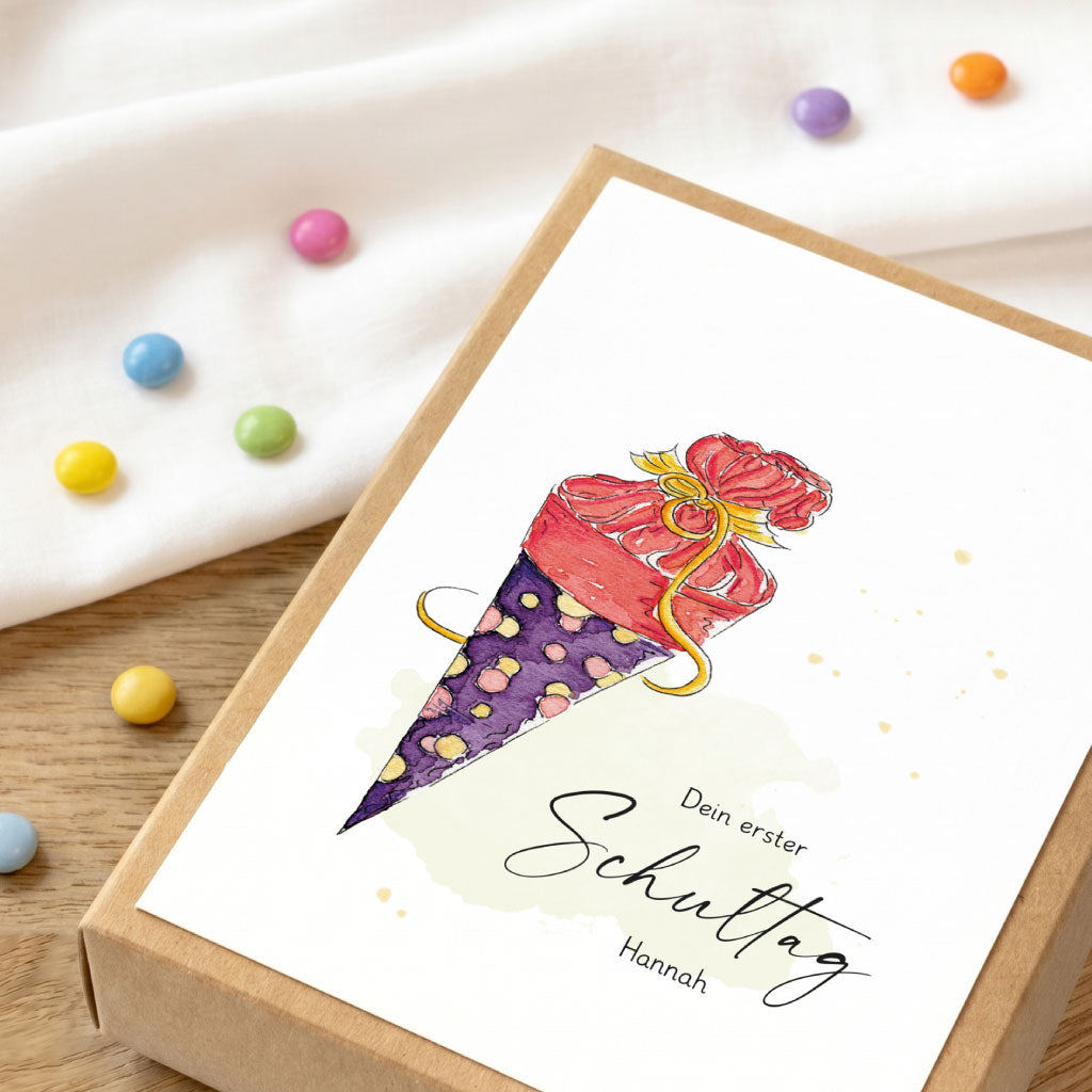 Hochwertige Geschenkschachtel für Mädchen zum Schulanfang verziert mit buntem Schultüten Aquarell Motiv.