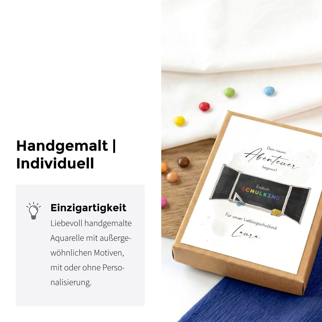 Handgemaltes Tafel Aquarell Motiv auf einer personalisierbaren Geschenkschachtel für den Schulanfang.
