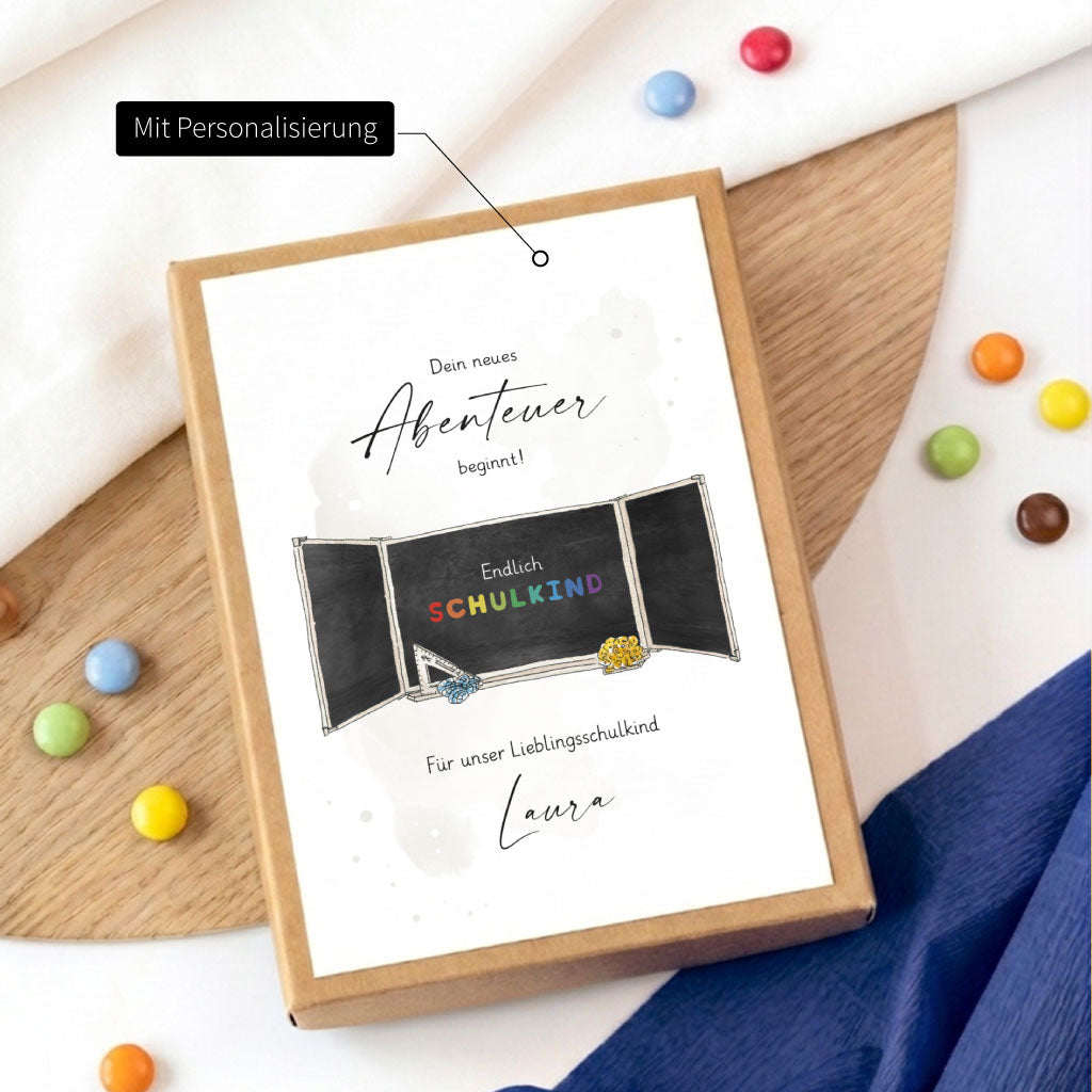 Personalisierbare Geschenkschachtel zum Schulanfang mit dem Wunschnamen Laura und schönem Schultafel Aquarell Motiv.