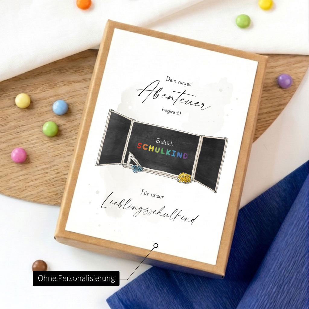 Geschenkschachtel Einschulung ohne Personalisierung mit dem Text Für unser Lieblingsschulkind und Tafel Aquarell Motiv.