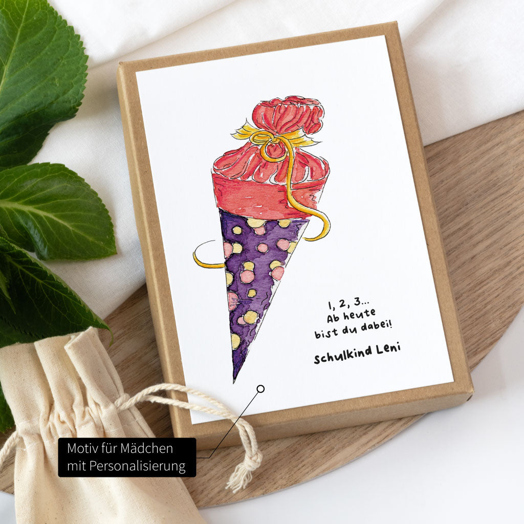 Rosa Schultüte aussen auf Geschenkschachtel mit Personalisierung
