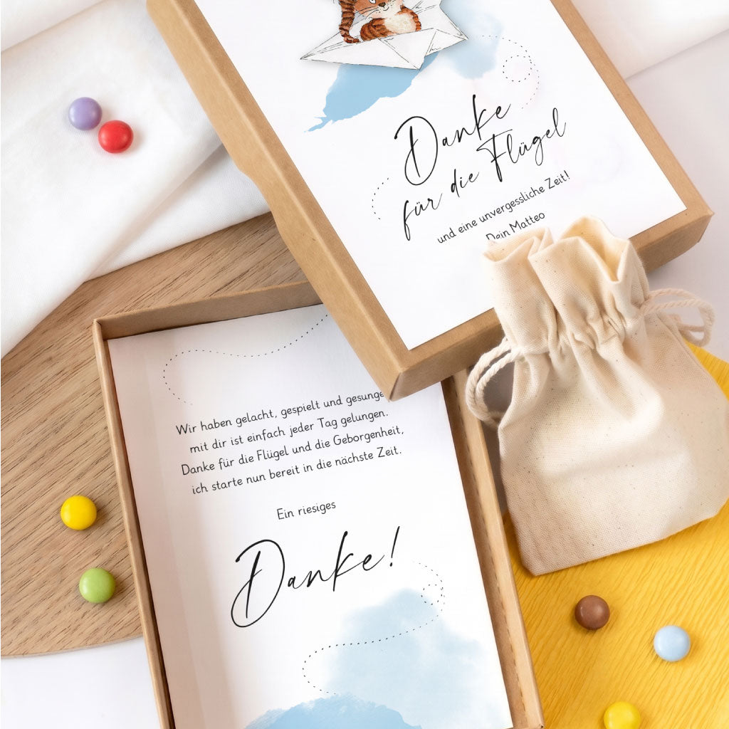 Offene personalisierbare Geschenkschachtel Geschenk Erzieherin mit bedruckter Innenkarte und kleinem Stoffbeutel.
