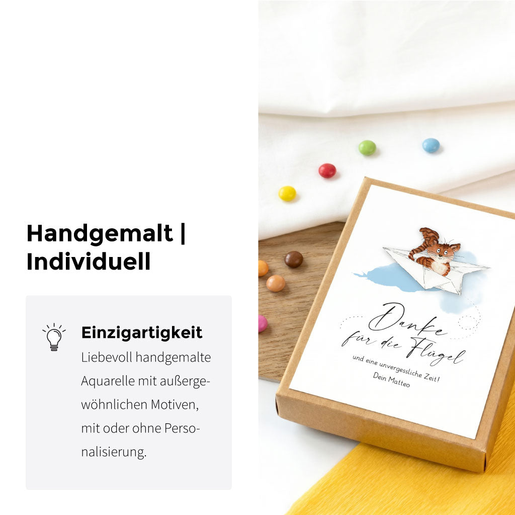 Detailansicht der Geschenkschachtel mit handgemaltem Katze Aquarell Motiv für den Abschied aus der Krippe.