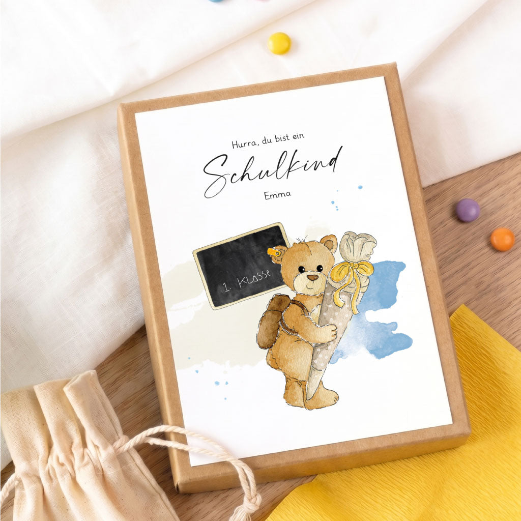 Personalisierbare Geschenkschachtel zur Einschulung mit handgemaltem Teddy Aquarell Motiv und Stoffbeutel für Geldgeschenke.