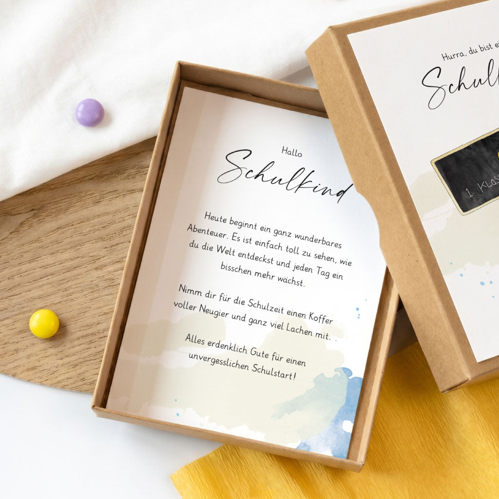 Innenansicht der personalisierbaren Geschenkschachtel mit einem motivierenden Spruch für das Schulkind zum Schulbeginn.