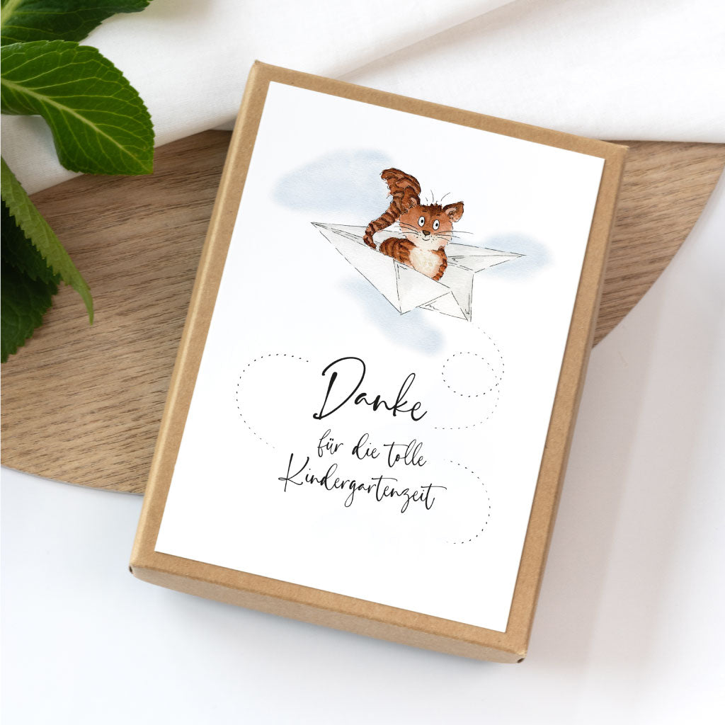 Personalisierbare Geschenkbox für Kindergartenabschied, Motiv mit Papierflieger und Katze