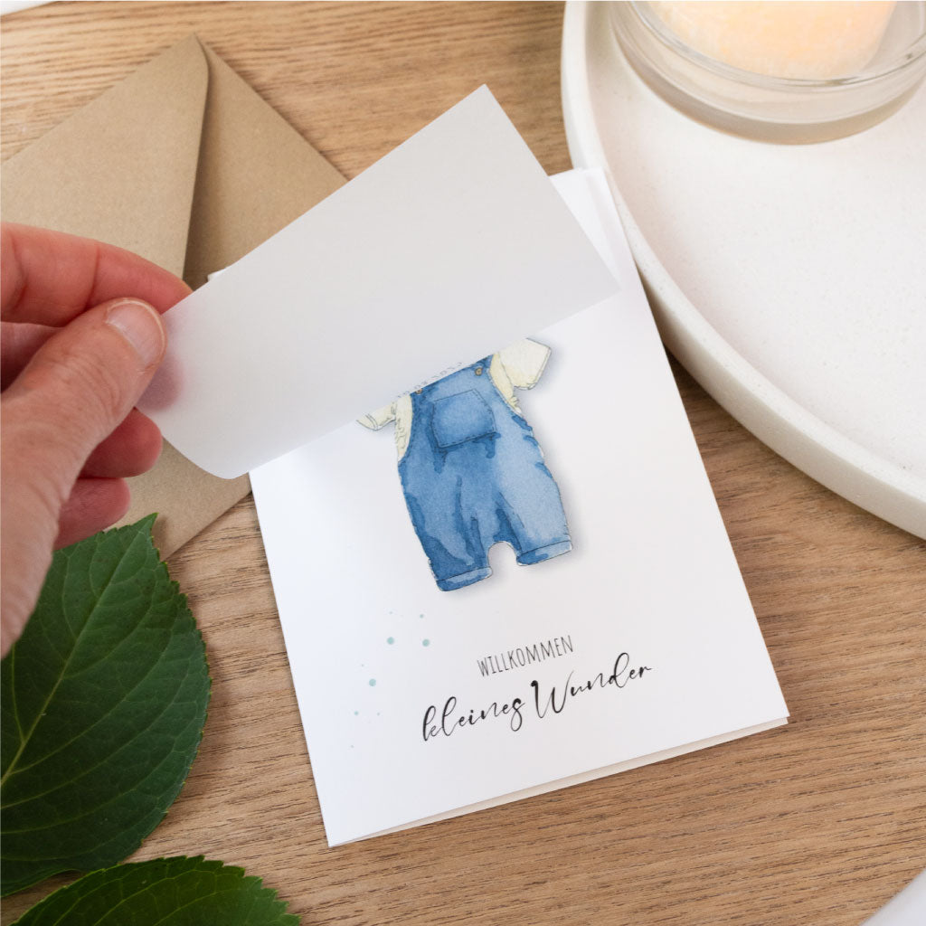 Glückwunschkarte zur Geburt mit besonderem Detail: handgemaltes Aquarellmotiv, personalisiertes Transparentpapier und hochwertiger Naturkarton.