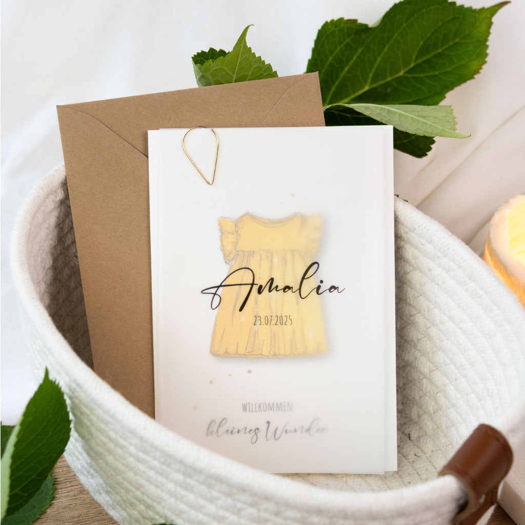 Glückwunschkarte für Mädchen zur Geburt mit handgemaltem Kleid-Motiv, transparentem Deckblatt und nachhaltigem Material – modern und emotional zugleich.