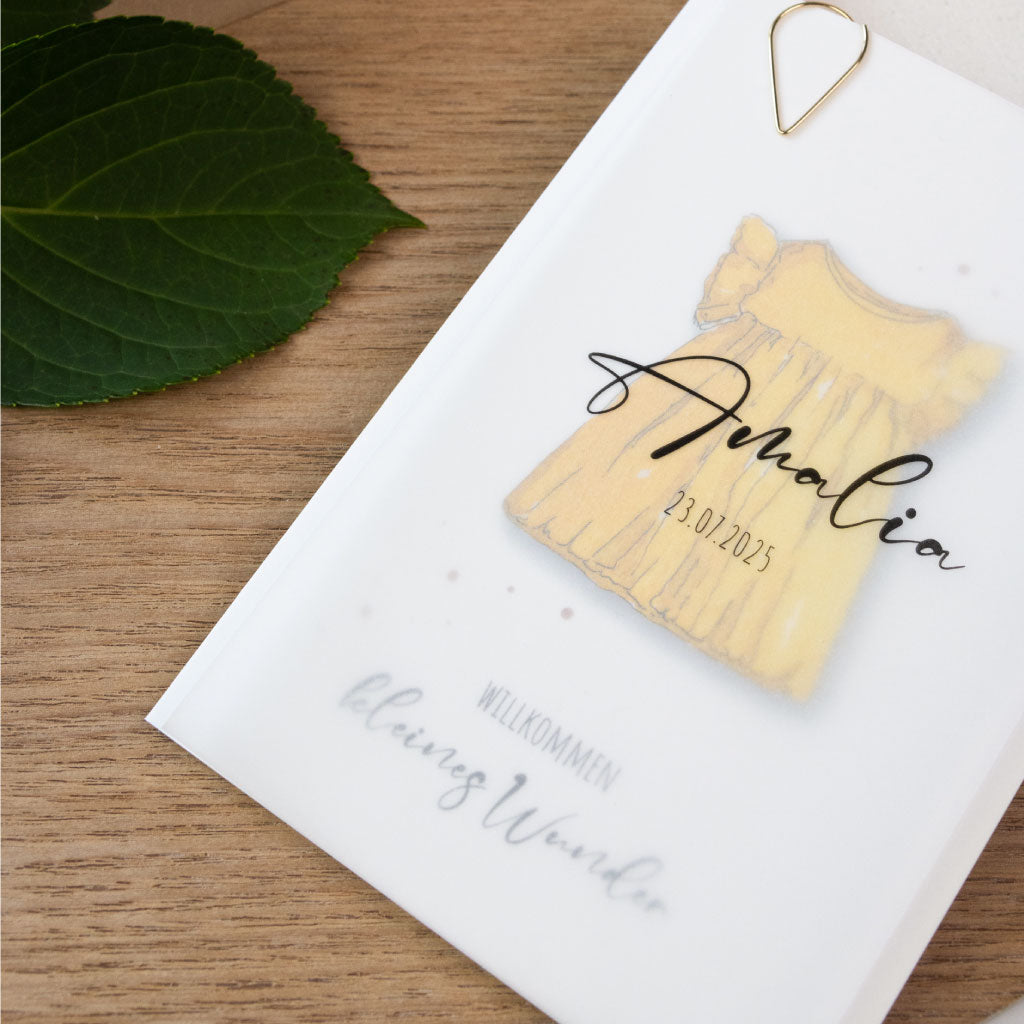 Geburtskarte mit gelbem Aquarellkleid und edlem Overlay mit Name und Datum – perfekte personalisierte Karte zur Begrüßung eines kleinen Wunders.