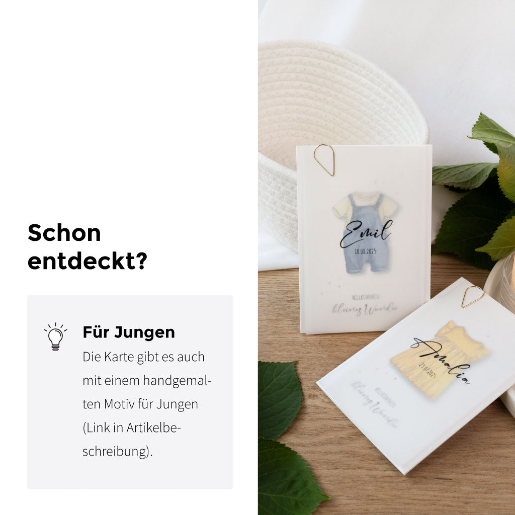 Produktvorschau der beiden Geburtskarten mit handgemaltem Kleid für Mädchen und Strampler für Jungen, jeweils personalisierbar mit Name und Datum.