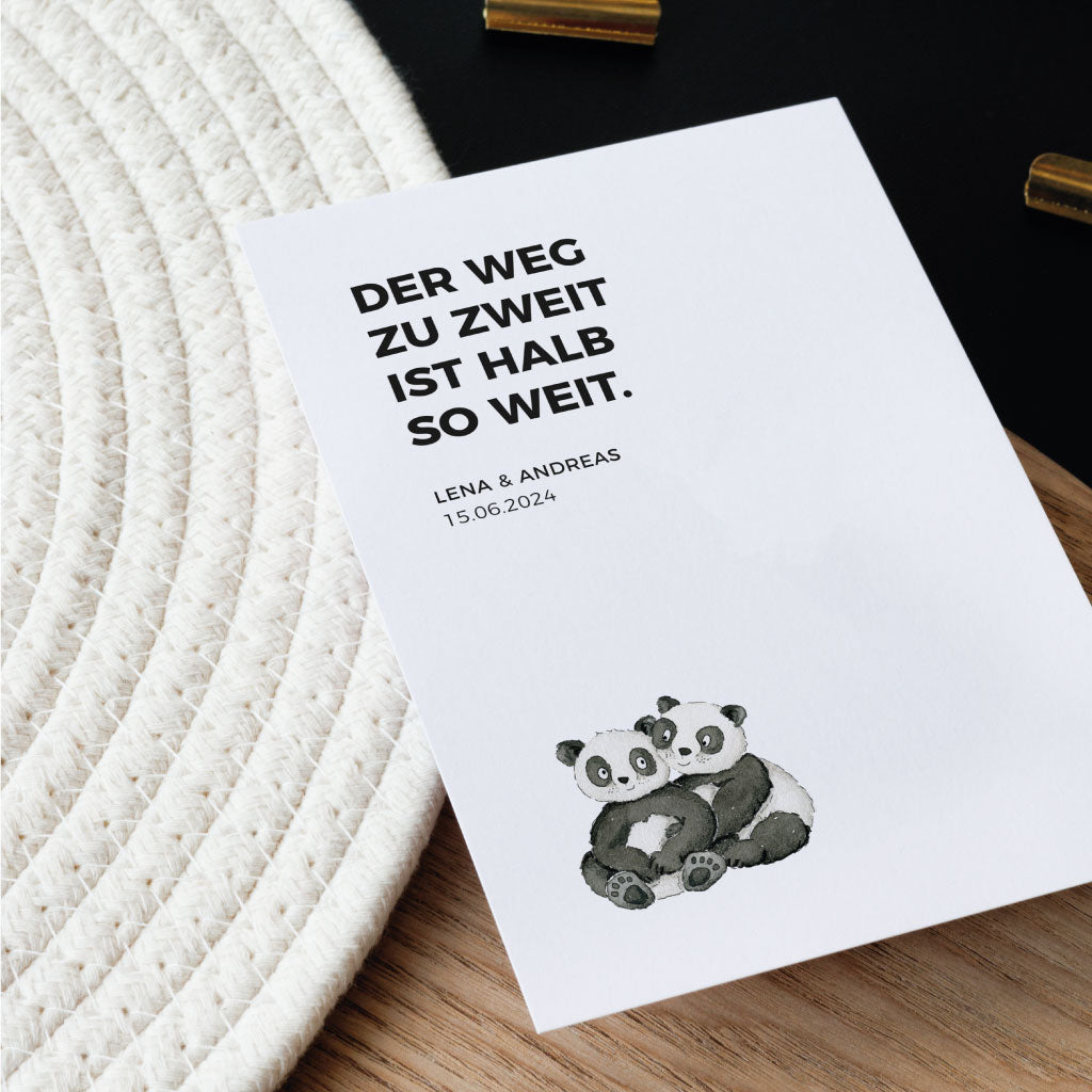 Detail des Panda Bären Motivs: Zwei Bären halten sich im Arm
