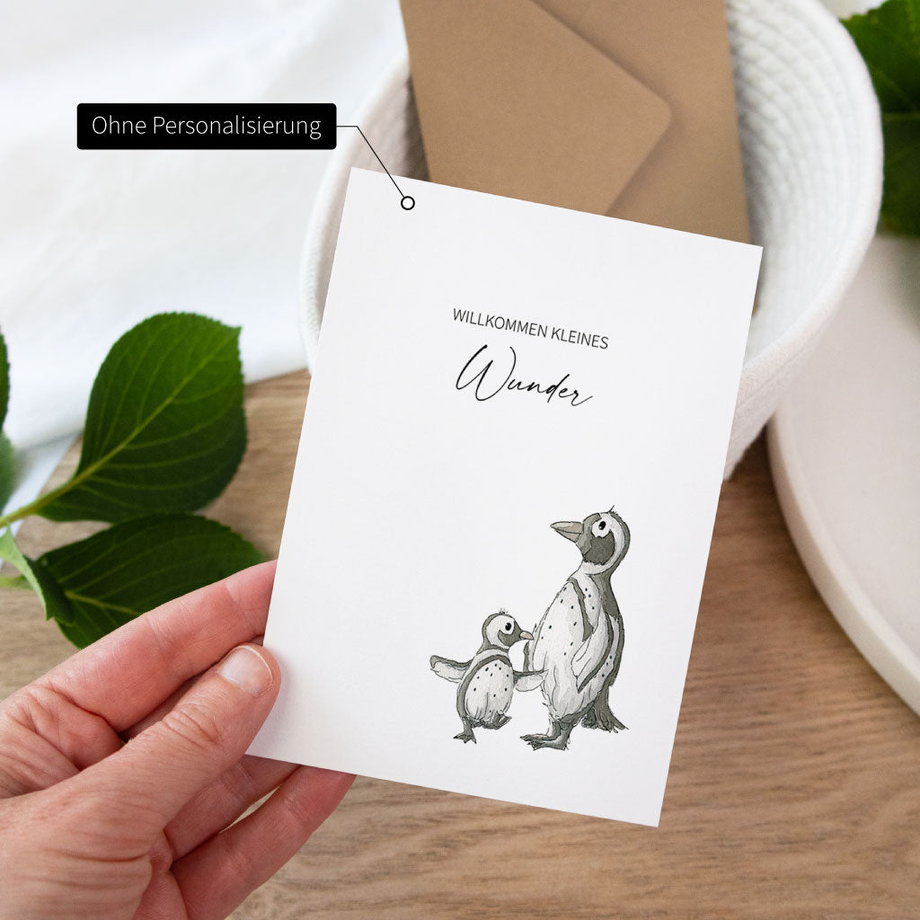Nicht personalisierte Geburtskarte mit handgemaltem Pinguin-Motiv und dem Text „Willkommen kleines Wunder“.