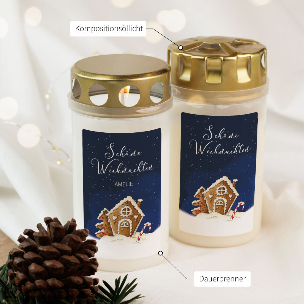 Zwei Weihnachts-Grabkerzen mit personalisierbarem Aufkleber, wahlweise als Kompositionsöllicht oder Dauerbrenner – liebevolles Andenken im Winter.