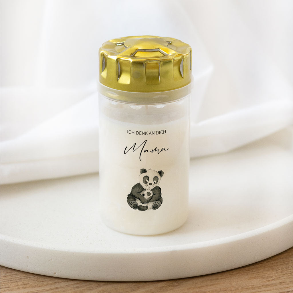 Kleiner Panda Bär kuschelt mit großem Bären