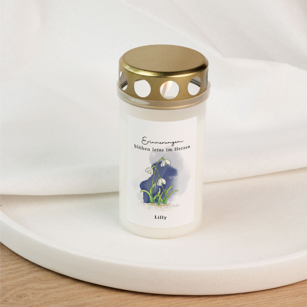 Weiße Grabkerze mit goldfarbenem Deckel und zartem Schneeglöckchen-Motiv als Aquarell, personalisierbar mit Namen – liebevolle Erinnerung für Sternenkinder und Erwachsene.