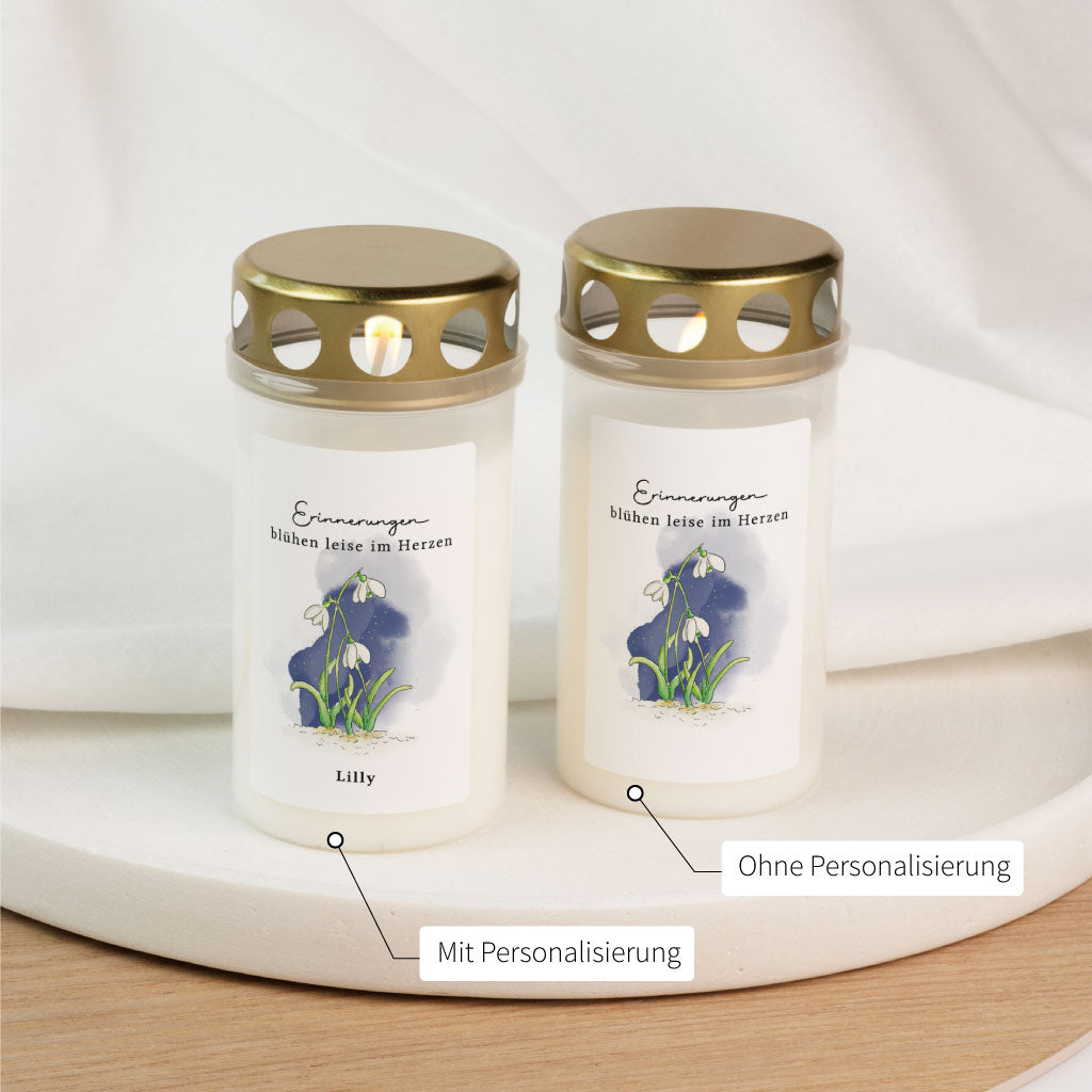 Zwei Grabkerzen mit Schneeglöckchenmotiv im Vergleich: mit und ohne Namenspersonalisierung – liebevoll gestaltete Erinnerungskerzen zu Ostern oder im Frühling.