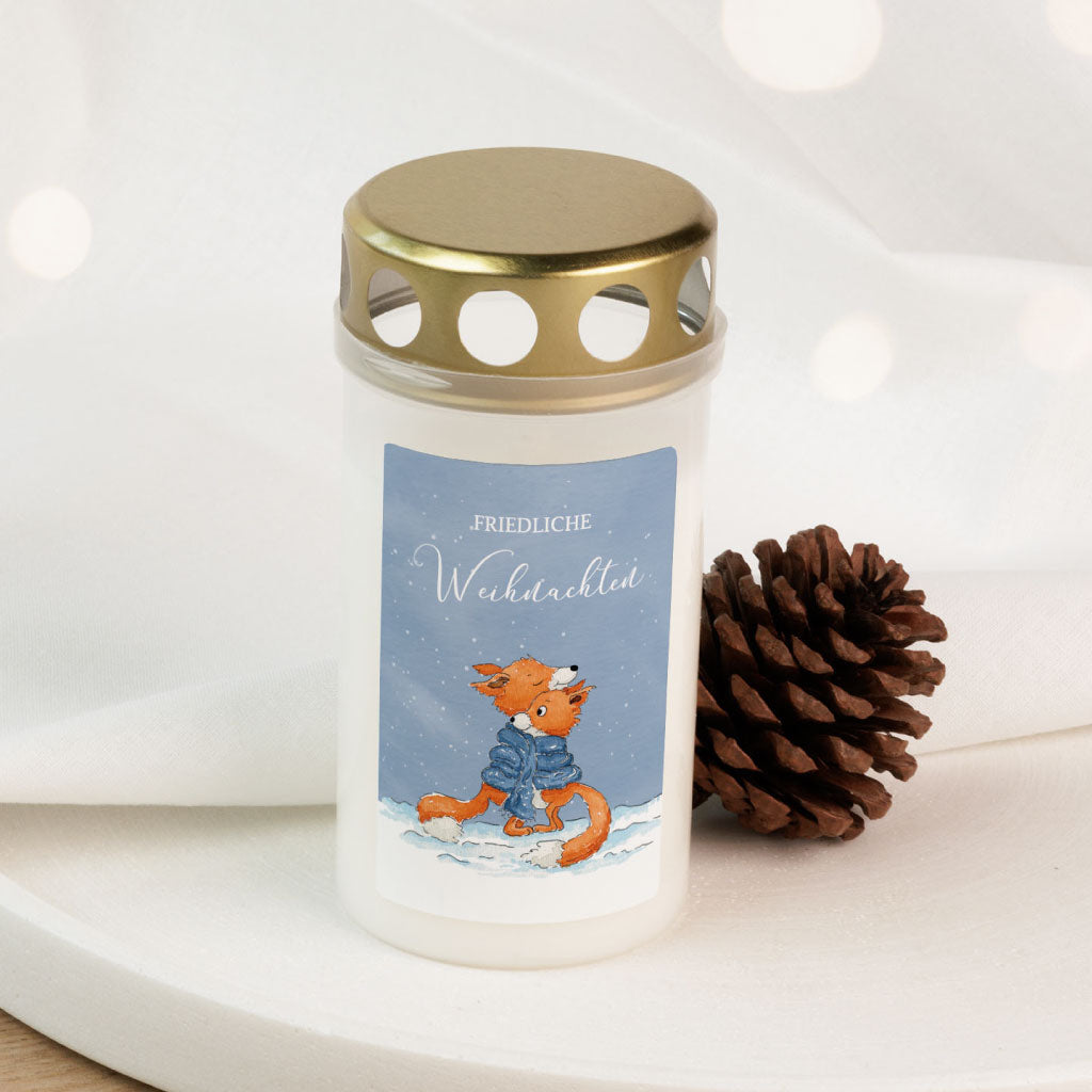Stehende Grabkerze mit goldfarbenem Deckel, Fuchs im Schnee und Aufschrift "Friedliche Weihnachten" – stimmungsvolles Grablicht zu Weihnachten.