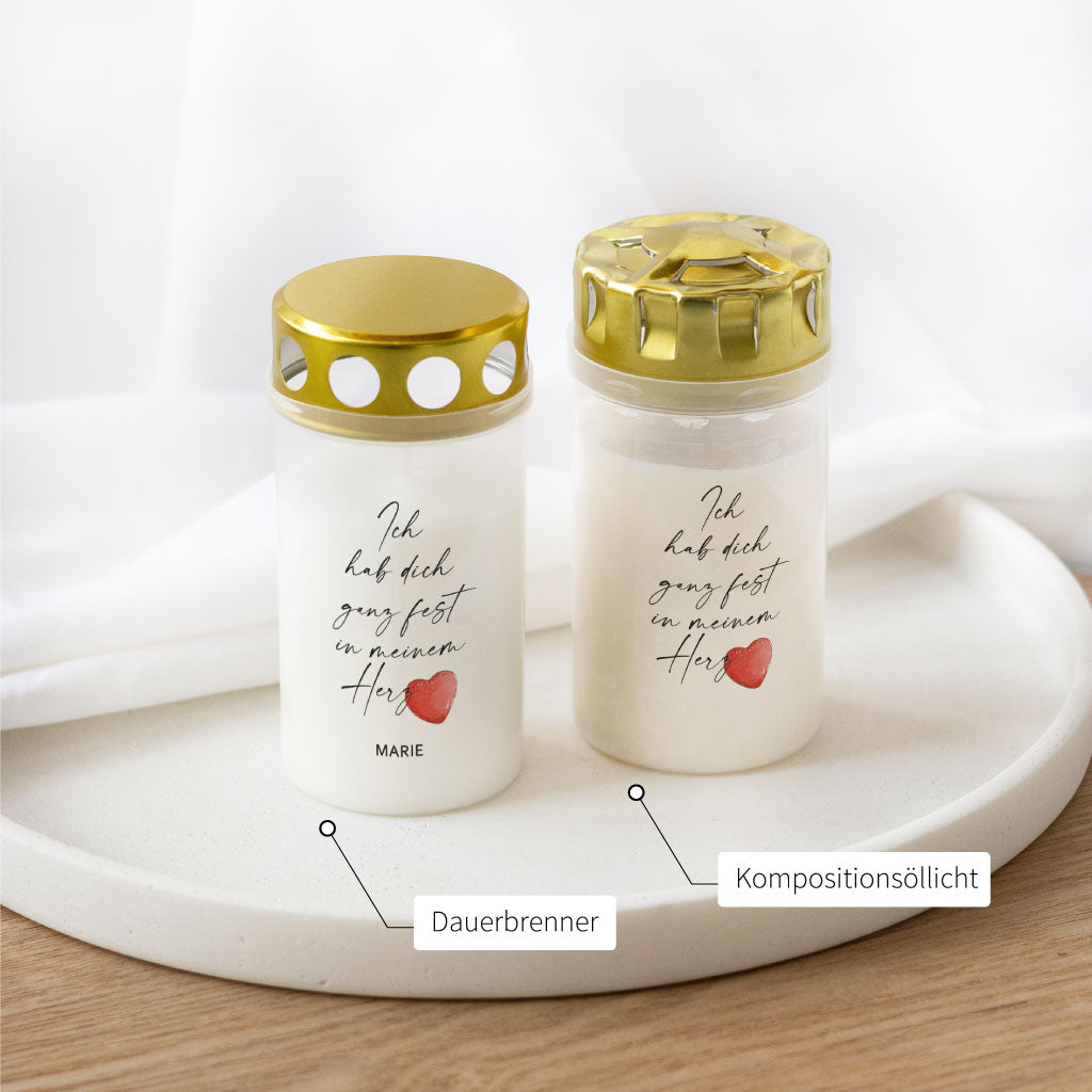 Zwei Grabkerzen mit Spruch und Aquarell-Herz im Vergleich: Kompositionsöllicht und Dauerbrenner – ideal als Gedenkkerzen für Sternenkinder oder besondere Anlässe.