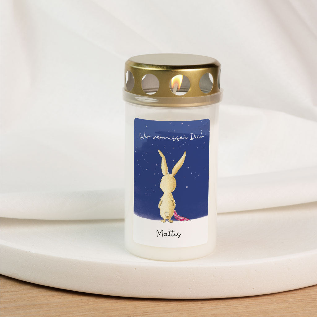 Handgemaltes Motiv mit Hase, Sternenhimmel und dem Name des Verstorbenen