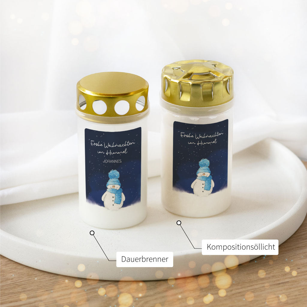 Zwei Ausführungen der weihnachtlichen Grabkerze mit Schneemann-Aufkleber: Dauerbrenner und Kompositionsöllicht mit goldfarbenem Deckel.