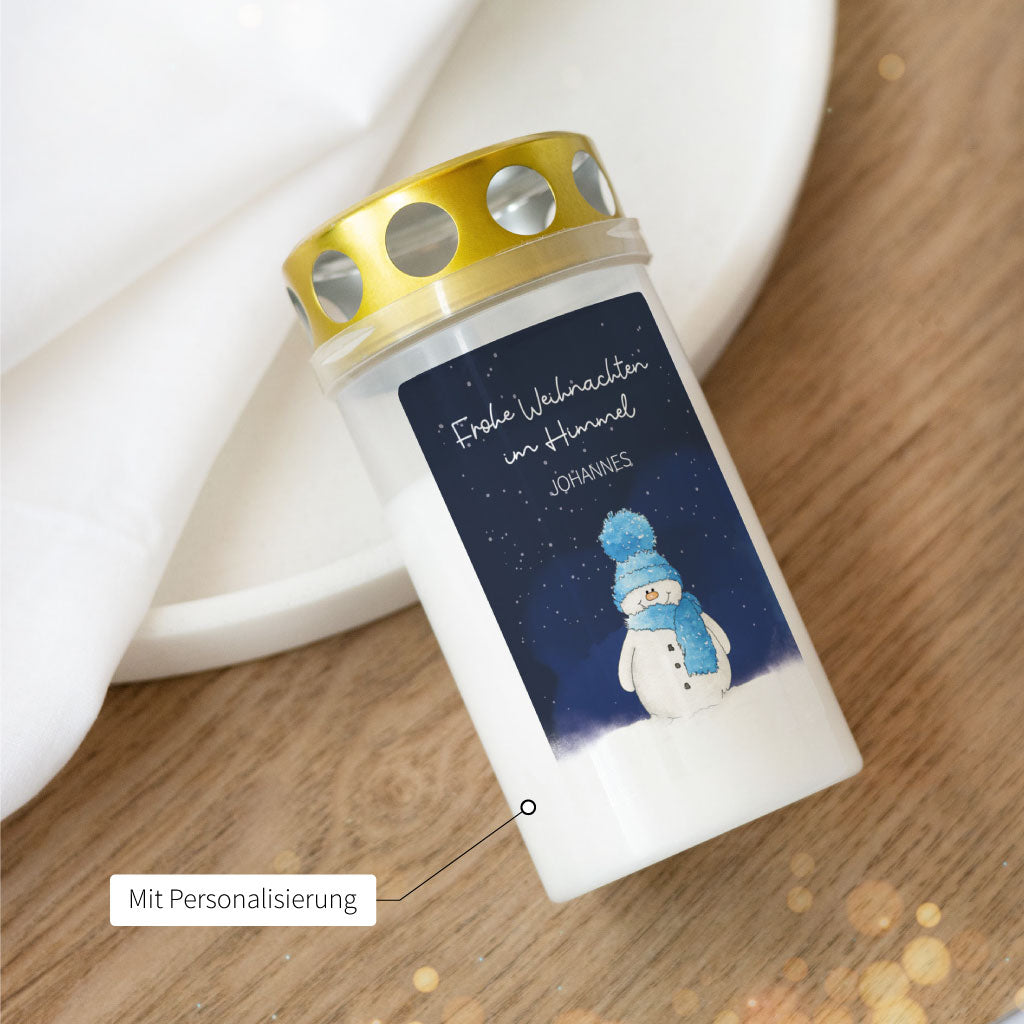 Nahaufnahme der Grabkerze mit Personalisierung, winterlicher Schneemann-Illustration und dem Text „Frohe Weihnachten im Himmel“.