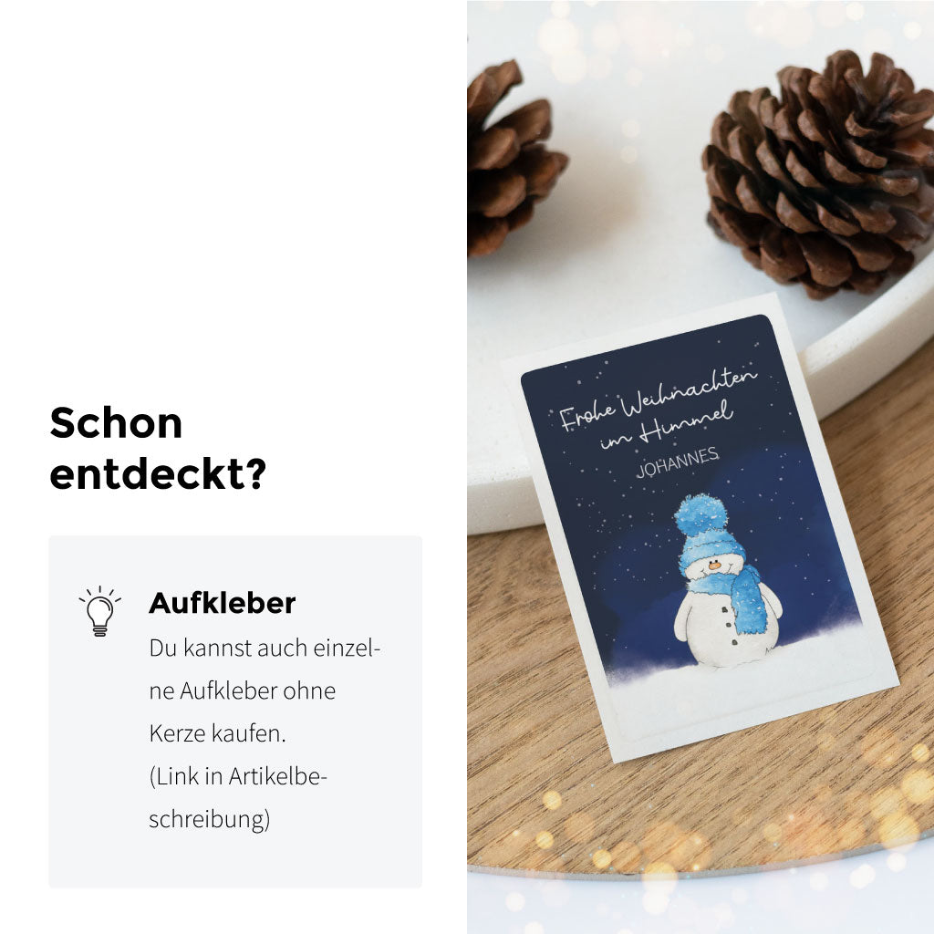 Einzelner Weihnachtsaufkleber mit Schneemann und Schriftzug „Frohe Weihnachten im Himmel“, als liebevolle Dekoration für Grabkerzen oder Trauerkarten.