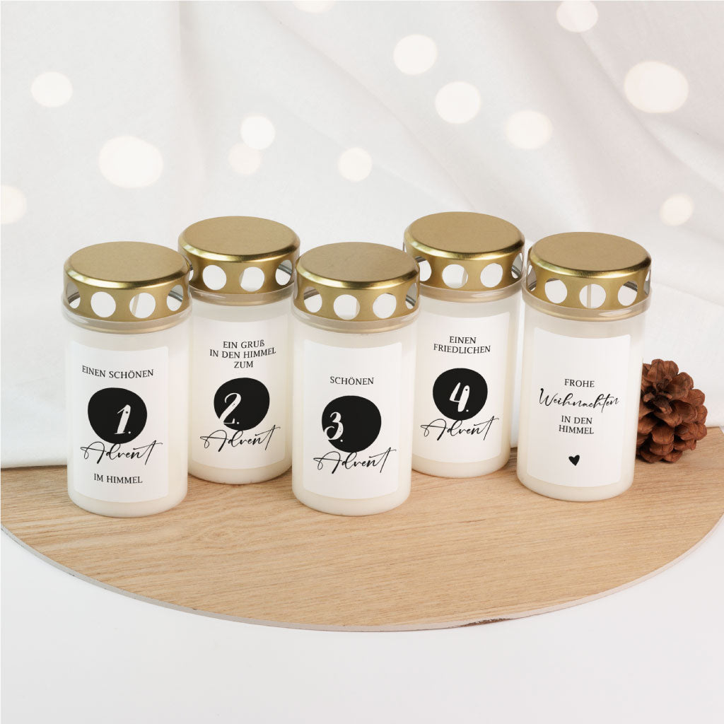 Fünfteiliges Grabkerzen-Set im schlichten Schwarz-Weiß-Design mit Aufdrucken für die vier Adventssonntage und Weihnachten – liebevoll gestaltet als Erinnerung für Sternenkinder und verstorbene Angehörige zur Weihnachtszeit.