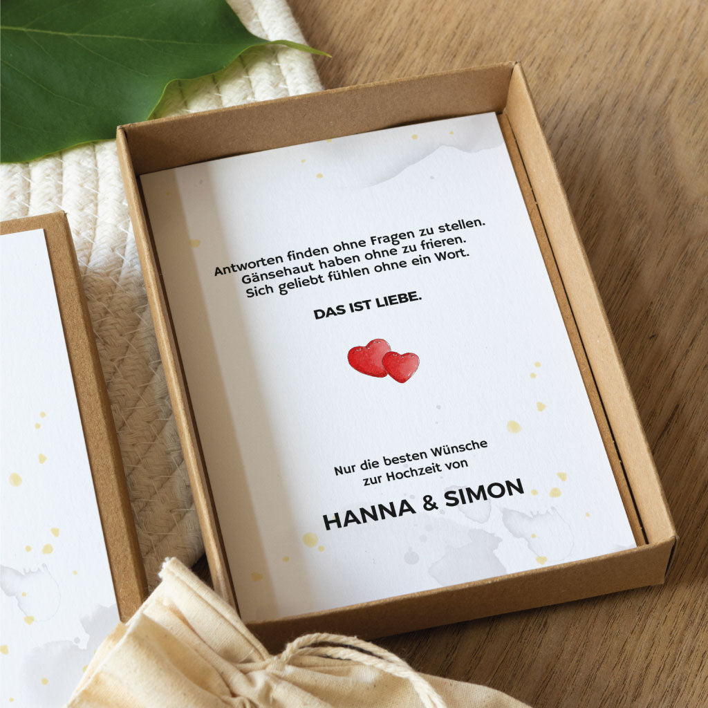 In der Box liegt eine Karte mit Spruch und Baumwollsäckchen für Geld Geschenk
