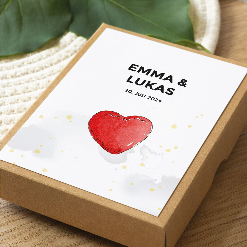 Detail Foto der Geschenkverpackung mit Namen des Brautpaars und Aquarell Herz