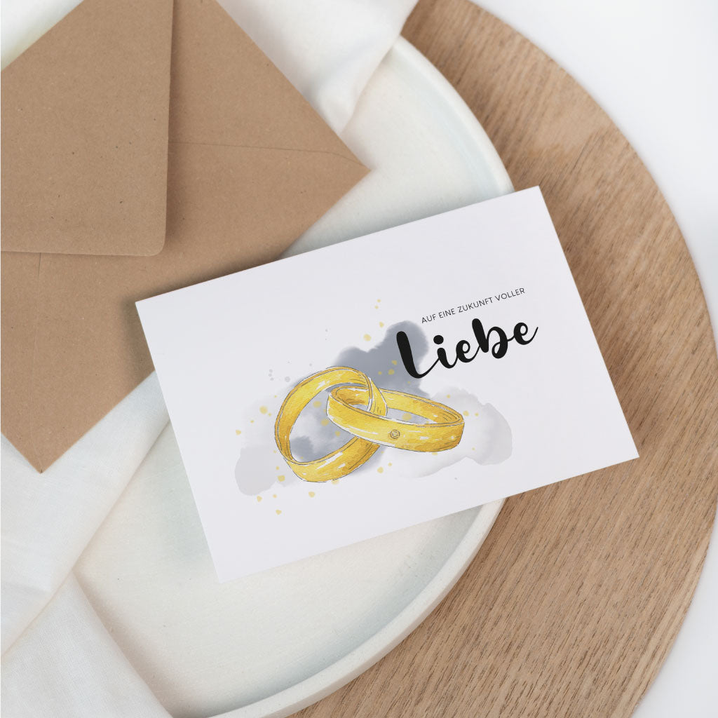Die Hochzeitskarte liegt auf Kuvert aus Kraftpapier