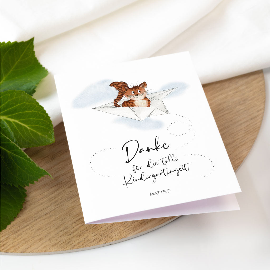 Aquarell Motiv mit rot gestreifter Katze in Papierflieger