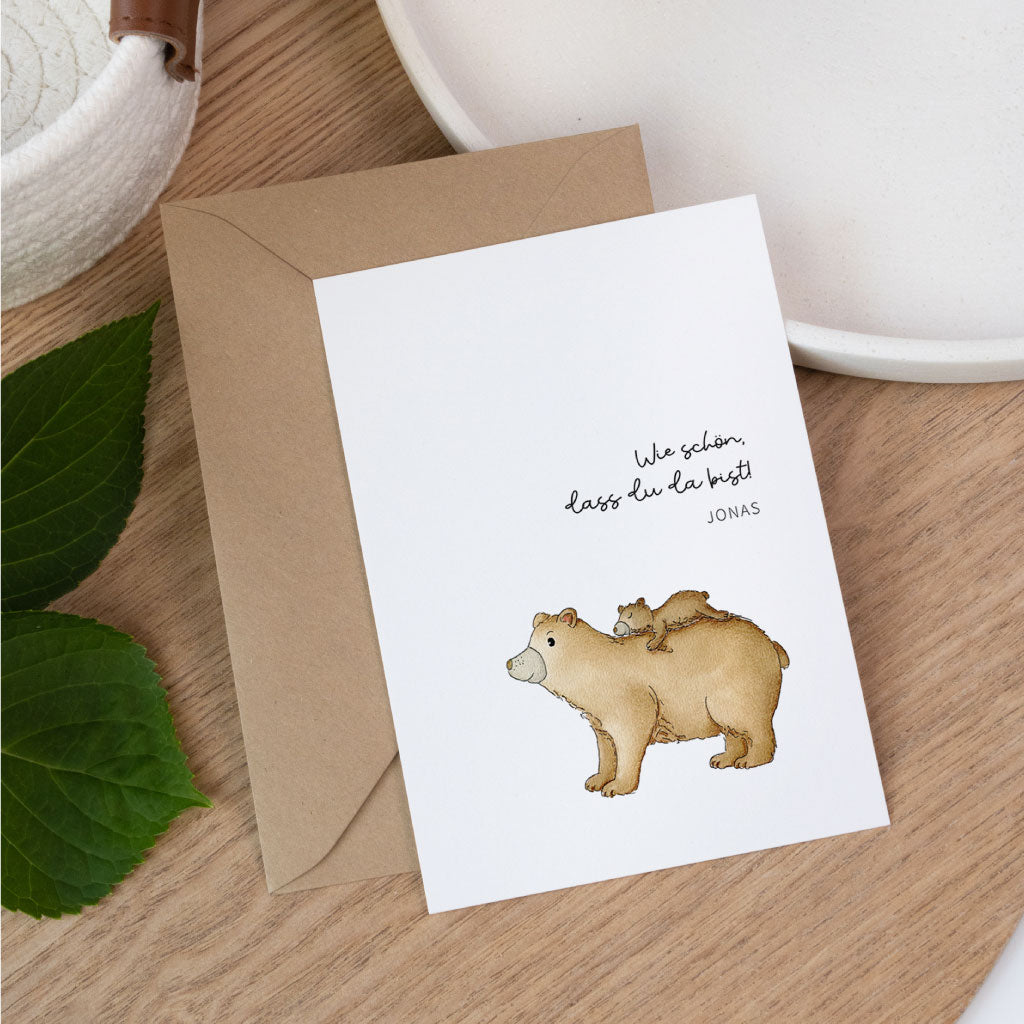 Personalisierbare Glückwunschkarte zur Geburt mit handgemaltem Aquarellmotiv von großem und kleinem Bär sowie dem Text „Wie schön, dass du da bist“.