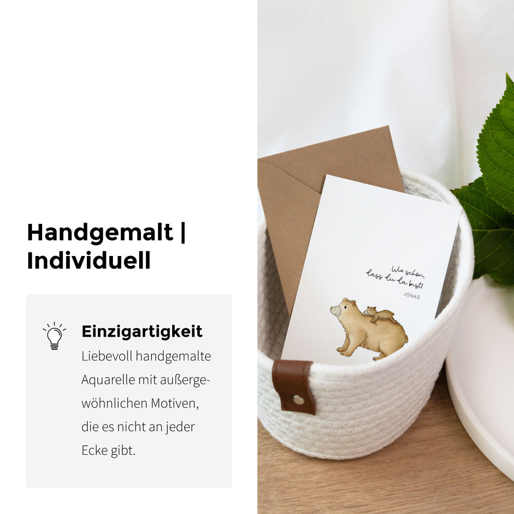 Aquarellkarte zur Geburt mit einem großen und kleinen Bären, personalisierbar mit Namen und begleitet von der Botschaft „Wie schön, dass du da bist“.