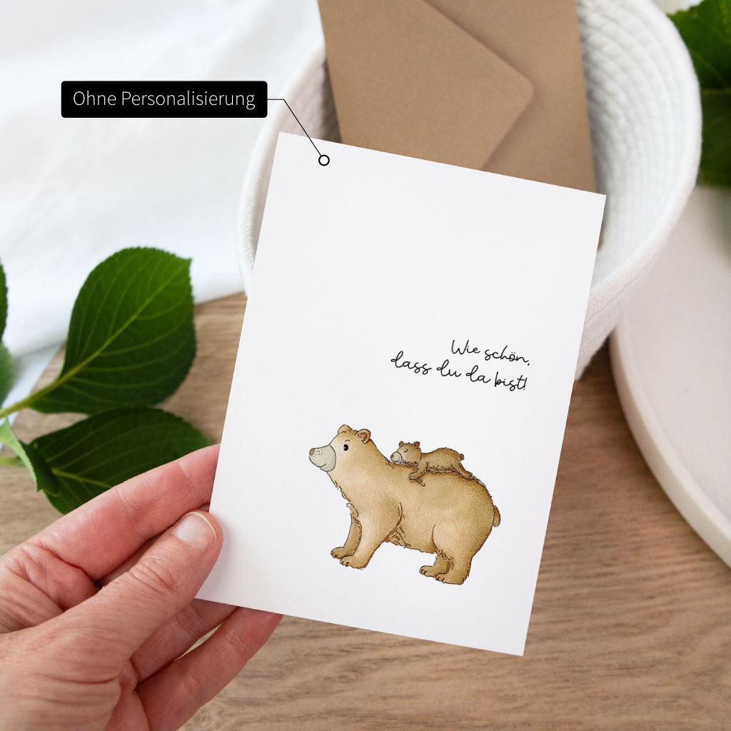 Nicht personalisierte Babykarte mit Bärenmotiv und dem herzlichen Spruch „Wie schön, dass du da bist“, im handgemalten Aquarellstil.