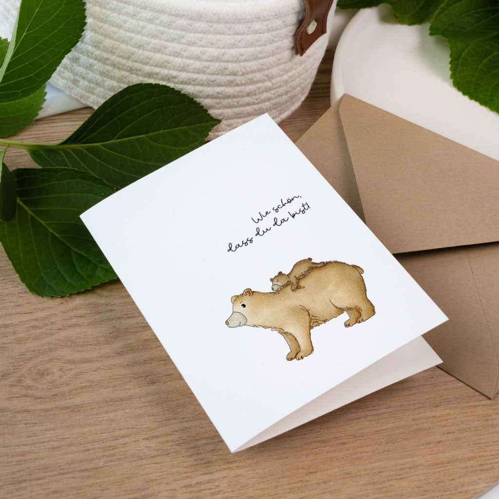 Klappkarte zur Geburt ohne Namenspersonalisierung, zeigt zwei Bären im Aquarellstil und den Text „Wie schön, dass du da bist“.