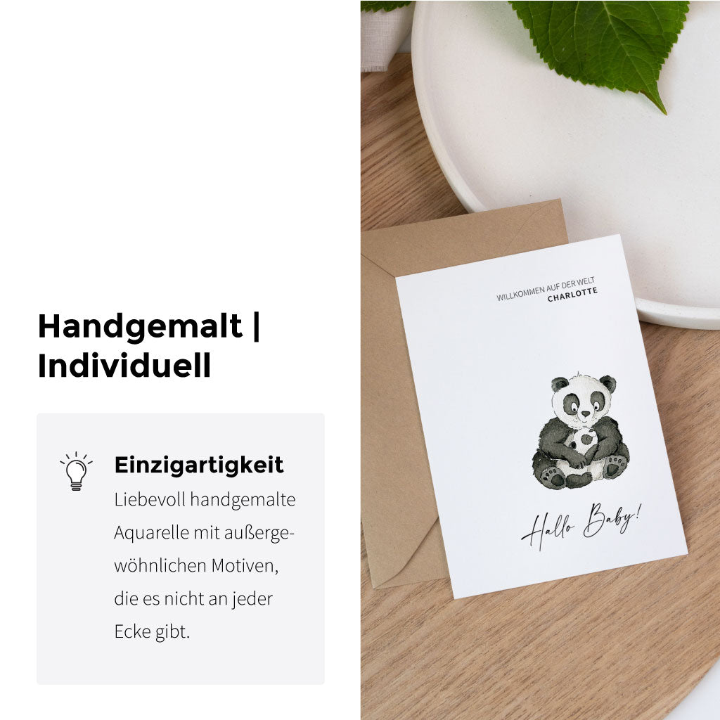 Liebevoll illustrierte Geburtskarte im Aquarellstil mit zwei Panda-Bären und personalisierbarem Namensfeld, inklusive braunem Umschlag.