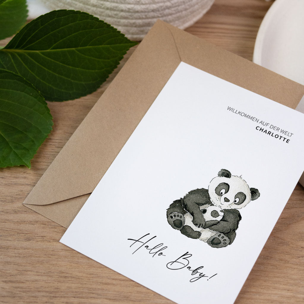 Babykarte zur Geburt mit niedlichem Panda-Motiv, handgemalt in Aquarell und personalisierbar mit dem Namen des Babys.