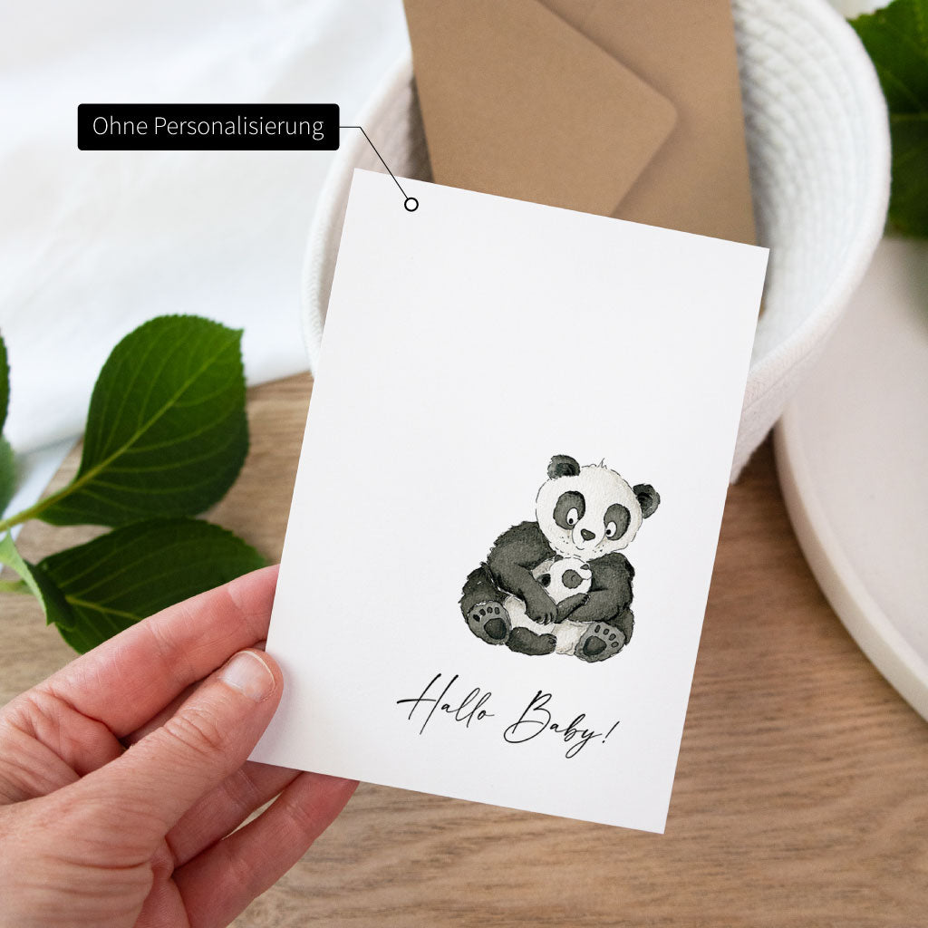 Nicht personalisierte Babykarte mit liebevoll gemaltem Panda-Motiv und der Aufschrift „Hallo Baby!“ im Aquarellstil.