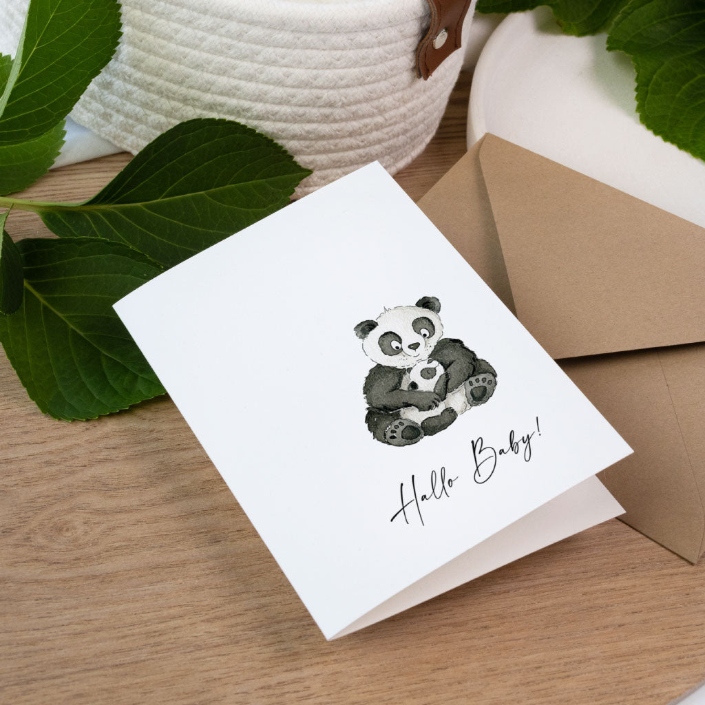 Aquarellkarte zur Geburt ohne Namensangabe, zeigt zwei niedliche Panda-Bären und die Botschaft „Hallo Baby!“.