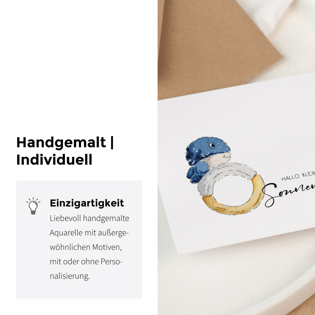 Detailansicht der personalisierbaren Glückwunschkarte zur Geburt: Wal-Baby Motiv auf der Vorderseite, daneben Hinweisgrafik „Handgemalt | Individuell“.