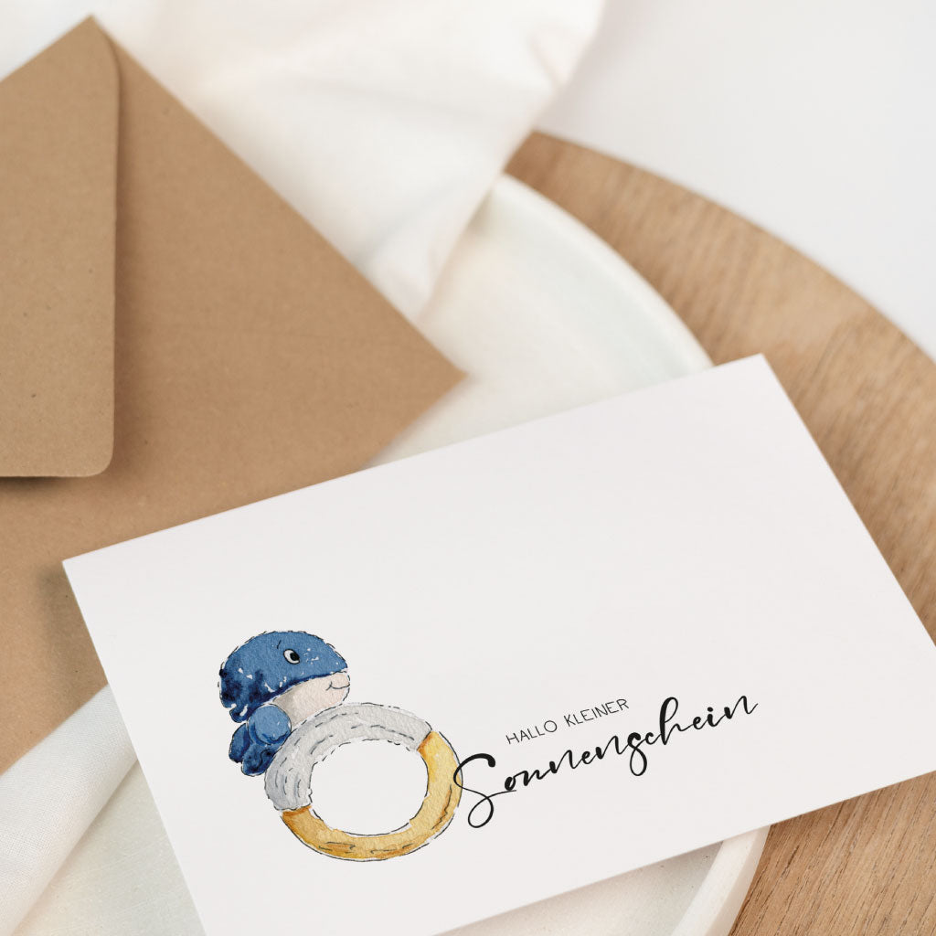 Nahaufnahme der Geburt Baby Karte: Wal-Baby Illustration und Schriftzug „Hallo kleiner Sonnenschein“ auf der personalisierbaren Glückwunschkarte.