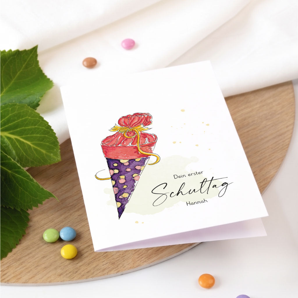 Personalisierbare Karte zur Einschulung für Mädchen mit Schultüten Aquarell Motiv und passendem Umschlag.